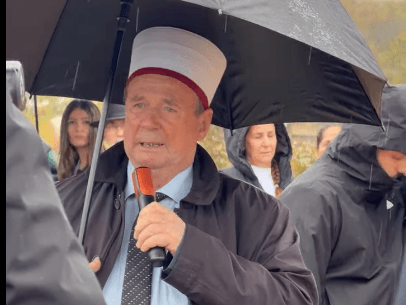 Ceremonia e varrimit të Arlinda Zekajt, imami i fshatit në lotë: Duhet ta presim djalin, po e sjellin policia