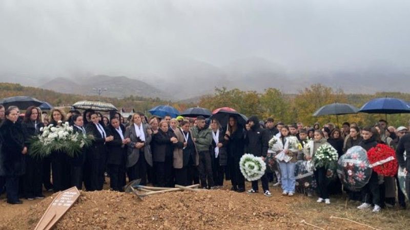 I jepet lamtumira e fundit Arlinda Zekajt, djali 12-vjeçar merr pjesë në varrimin e nënës