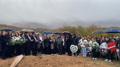 I jepet lamtumira e fundit Arlinda Zekajt, djali 12-vjeçar merr pjesë në varrimin e nënës